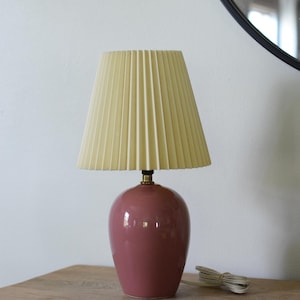 Vintage 90s mauve bubblegum pink table lamp with ivory pleated shade Barbie style